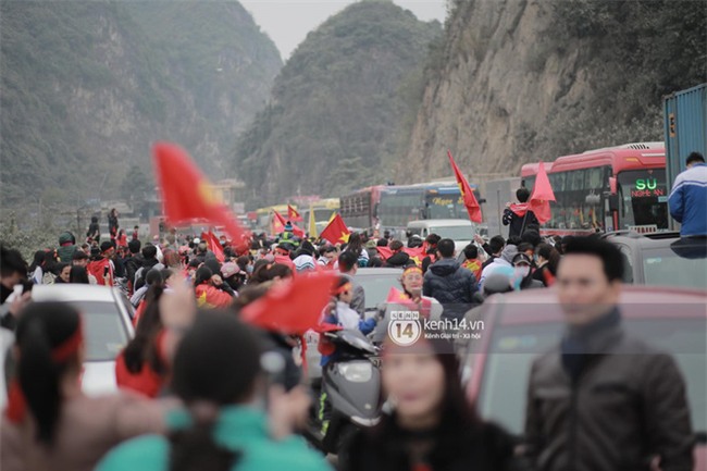 Người dân vui sướng, ôm chầm lấy anh em Tiến Dũng và trung vệ Lê Văn Đại ở quê nhà