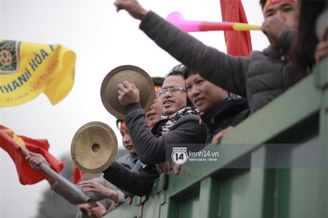 Người dân vui sướng, ôm chầm lấy anh em Tiến Dũng và trung vệ Lê Văn Đại ở quê nhà