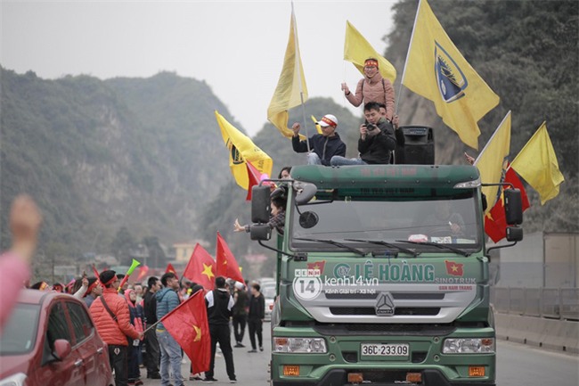Người dân vui sướng, ôm chầm lấy anh em Tiến Dũng và trung vệ Lê Văn Đại ở quê nhà