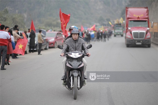 Người dân vui sướng, ôm chầm lấy anh em Tiến Dũng và trung vệ Lê Văn Đại ở quê nhà