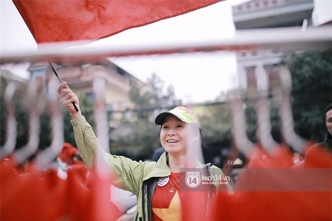 Người dân vui sướng, ôm chầm lấy anh em Tiến Dũng và trung vệ Lê Văn Đại ở quê nhà