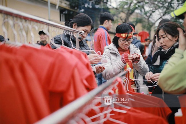 Người dân vui sướng, ôm chầm lấy anh em Tiến Dũng và trung vệ Lê Văn Đại ở quê nhà