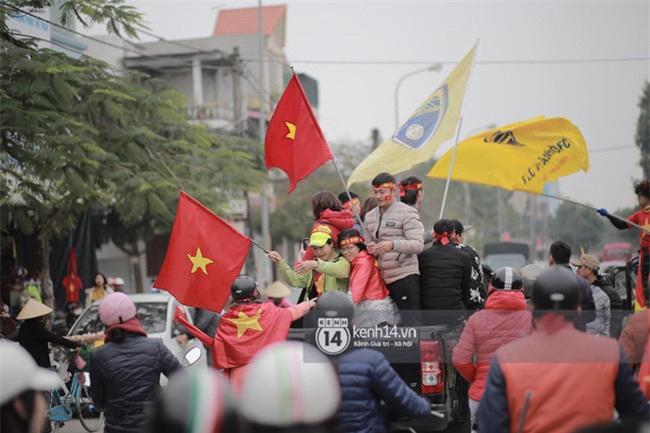 Người dân vui sướng, ôm chầm lấy anh em Tiến Dũng và trung vệ Lê Văn Đại ở quê nhà