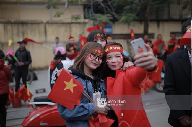 Người dân vui sướng, ôm chầm lấy anh em Tiến Dũng và trung vệ Lê Văn Đại ở quê nhà