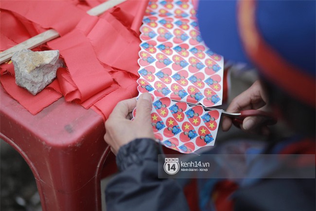 Người dân vui sướng, ôm chầm lấy anh em Tiến Dũng và trung vệ Lê Văn Đại ở quê nhà