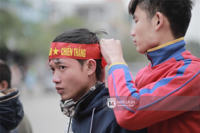 Người dân vui sướng, ôm chầm lấy anh em Tiến Dũng và trung vệ Lê Văn Đại ở quê nhà