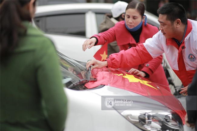 Người dân vui sướng, ôm chầm lấy anh em Tiến Dũng và trung vệ Lê Văn Đại ở quê nhà