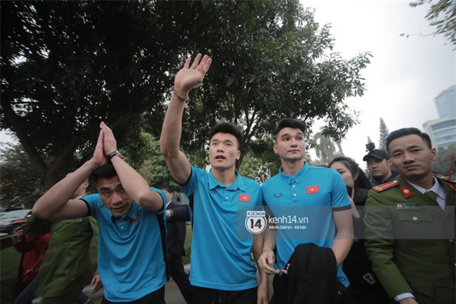 Người dân vui sướng, ôm chầm lấy anh em Tiến Dũng và trung vệ Lê Văn Đại ở quê nhà