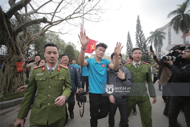 Người dân vui sướng, ôm chầm lấy anh em Tiến Dũng và trung vệ Lê Văn Đại ở quê nhà
