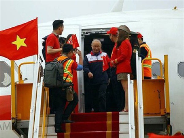 Xử phạt Vietjet Air 40 triệu đồng vụ người mẫu hở hang trên máy bay đón U23 Việt Nam