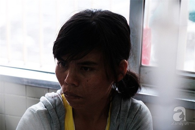 Tâm sự của người vợ bỏ con ở quê, vào viện chăm chồng bị bệnh: “Sáng nào con cũng nhịn đói đi học” - Ảnh 3.