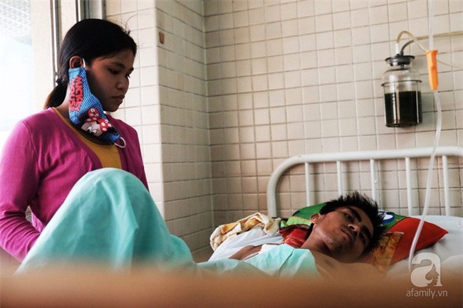 Tâm sự của người vợ bỏ con ở quê, vào viện chăm chồng bị bệnh: “Sáng nào con cũng nhịn đói đi học” - Ảnh 4.