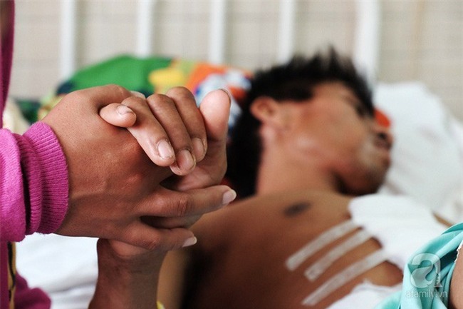 Tâm sự của người vợ bỏ con ở quê, vào viện chăm chồng bị bệnh: “Sáng nào con cũng nhịn đói đi học” - Ảnh 6.