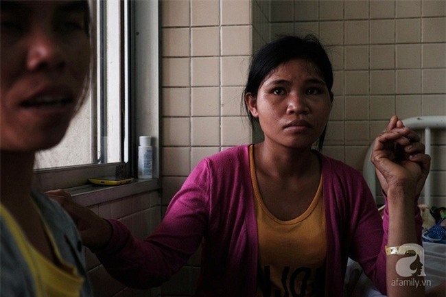 Tâm sự của người vợ bỏ con ở quê, vào viện chăm chồng bị bệnh: “Sáng nào con cũng nhịn đói đi học” - Ảnh 8.