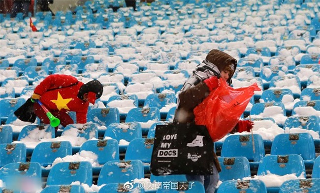 Netizen Trung khen ngợi không ngớt các nữ CĐV Việt Nam thu dọn rác sau trận chung kết bất chấp thời tiết lạnh giá - Ảnh 3.