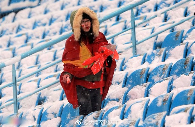Netizen Trung khen ngợi không ngớt các nữ CĐV Việt Nam thu dọn rác sau trận chung kết bất chấp thời tiết lạnh giá - Ảnh 4.