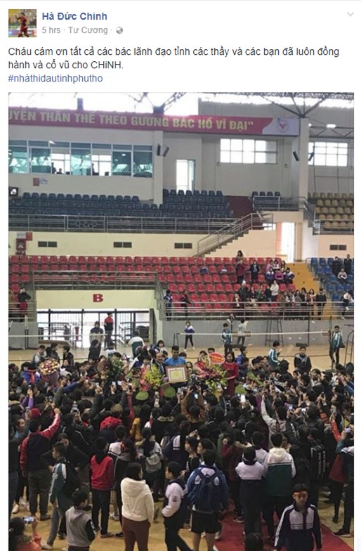 Clip: Đức Chinh tươi cười, di chuyển khó khăn vì được quá nhiều fan nữ tại quê nhà bao vây, hò reo xin chữ ký - Ảnh 3.