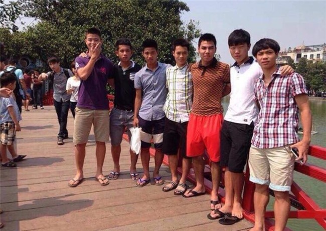 Hình ảnh ngày xửa ngày xưa của U23 Việt Nam, bạn nhận ra mấy người? - Ảnh 1.