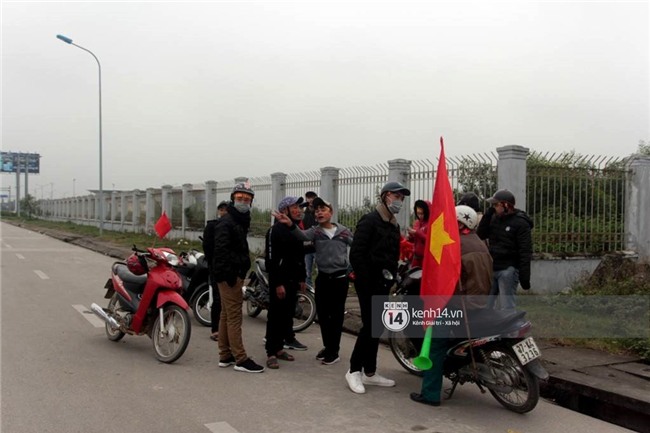 Người hâm mộ Nghệ An đổ xô ra sân bay Vinh đón Công Phượng và những đồng đội xứ Nghệ - Ảnh 2.