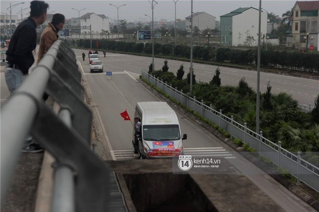 Người hâm mộ Nghệ An đổ xô ra sân bay Vinh đón Công Phượng và những đồng đội xứ Nghệ - Ảnh 3.
