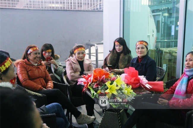 Người hâm mộ Nghệ An đổ xô ra sân bay Vinh đón Công Phượng và những đồng đội xứ Nghệ - Ảnh 4.