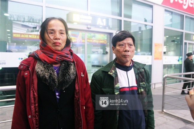 Người hâm mộ Nghệ An đổ xô ra sân bay Vinh đón Công Phượng và những đồng đội xứ Nghệ - Ảnh 5.