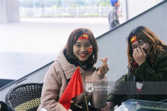 Người hâm mộ Nghệ An đổ xô ra sân bay Vinh đón Công Phượng và những đồng đội xứ Nghệ - Ảnh 6.