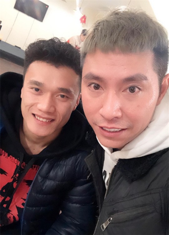 Mấy hôm nay bận thế nhưng Bùi Tiến Dũng vẫn tranh thủ đi làm tóc xoăn!-2