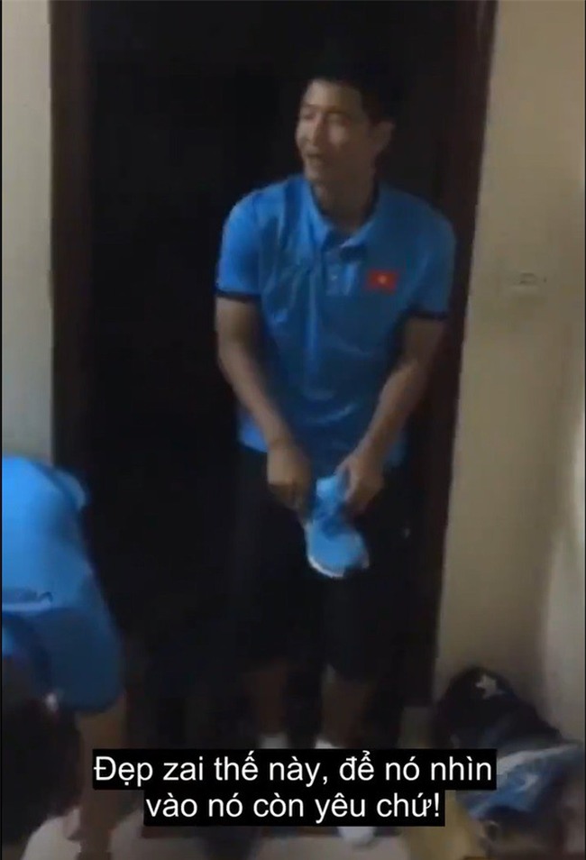 Đức Chinh, Quang Hải không chịu mang dép lê đi gội đầu vì: "Ở dưới đấy có nhiều con gái!" - Ảnh 2.