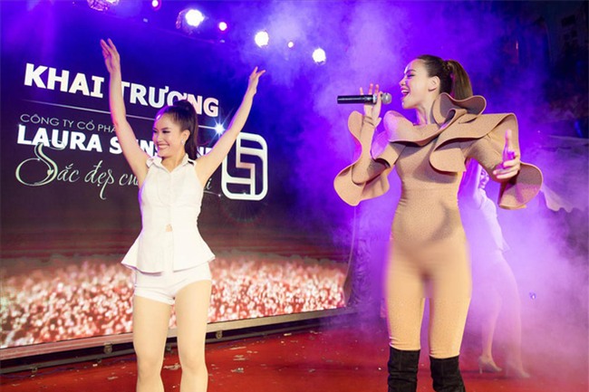 Tự tin dáng đẹp mặc gì cũng đẹp, nhưng với bộ jumpsuit này thì Hà Hồ lại mặc sai quá rồi - Ảnh 3.