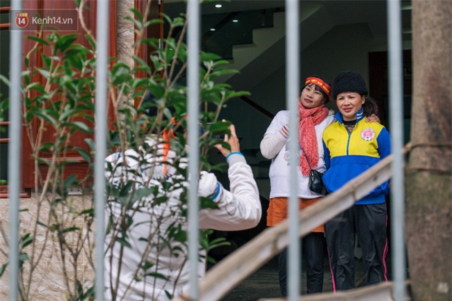 Chuyện cụ ông 69 tuổi bắt xe ôm, xe buýt gần 100km đến nhà bố mẹ Quang Hải để tặng một món quà "đặc biệt" - Ảnh 1.