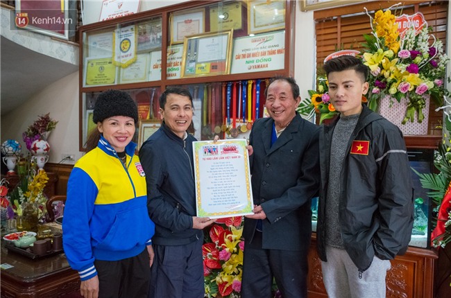 Chuyện cụ ông 69 tuổi bắt xe ôm, xe buýt gần 100km đến nhà bố mẹ Quang Hải để tặng một món quà đặc biệt - Ảnh 6.