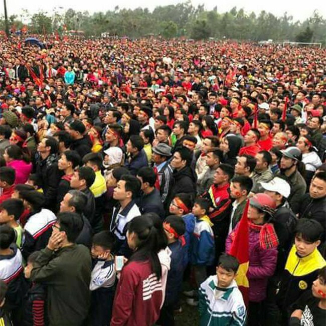 Chuyện cụ ông 69 tuổi bắt xe ôm, xe buýt gần 100km đến nhà bố mẹ Quang Hải để tặng một món quà "đặc biệt" - Ảnh 7.