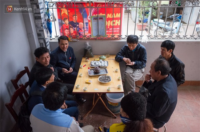 Chuyện cụ ông 69 tuổi bắt xe ôm, xe buýt gần 100km đến nhà bố mẹ Quang Hải để tặng một món quà "đặc biệt" - Ảnh 1.