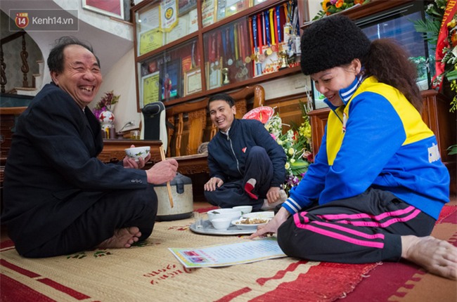 Chuyện cụ ông 69 tuổi bắt xe ôm, xe buýt gần 100km đến nhà bố mẹ Quang Hải để tặng một món quà "đặc biệt" - Ảnh 4.