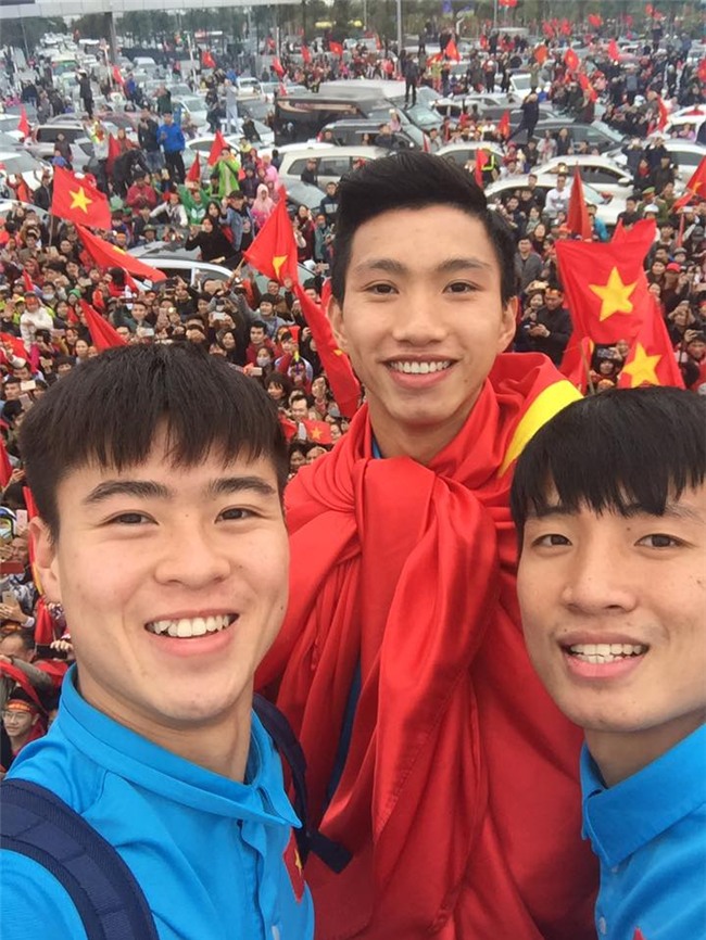 Đội phó U23 Đỗ Duy Mạnh: Suốt 5 tiếng giữa vòng vây người hâm mộ, chúng tôi đi tiểu ngay trên xe bus-2
