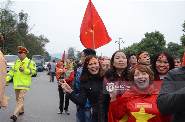 Cảnh sát giữ trật tự tại nhà Xuân Trường khi có quá đông người hâm mộ kéo đến-1