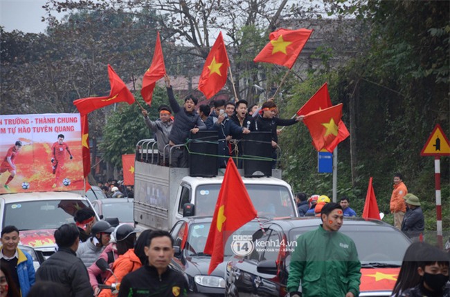 Cảnh sát giữ trật tự tại nhà Xuân Trường khi có quá đông người hâm mộ kéo đến-10