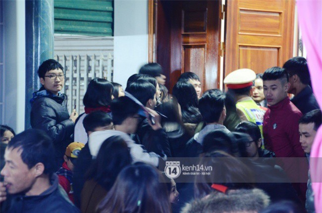 Cảnh sát giữ trật tự tại nhà Xuân Trường khi có quá đông người hâm mộ kéo đến-12