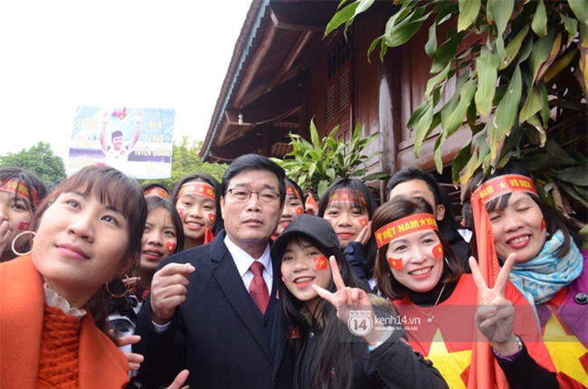 Cảnh sát giữ trật tự tại nhà Xuân Trường khi có quá đông người hâm mộ kéo đến-3