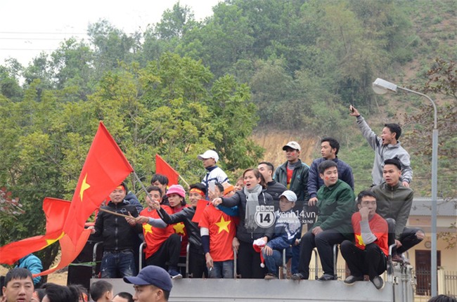 Cảnh sát giữ trật tự tại nhà Xuân Trường khi có quá đông người hâm mộ kéo đến-5