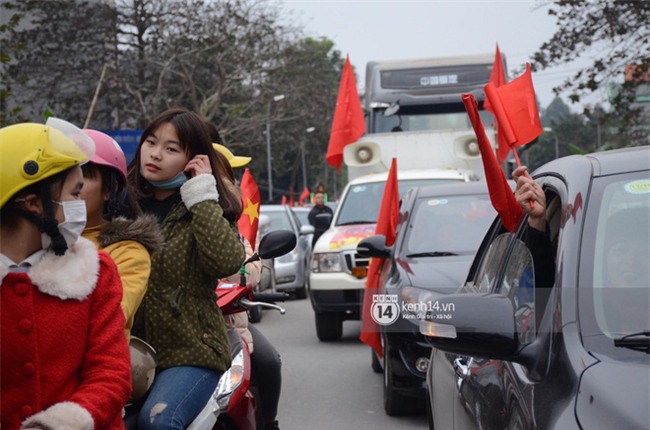 Cảnh sát giữ trật tự tại nhà Xuân Trường khi có quá đông người hâm mộ kéo đến-7