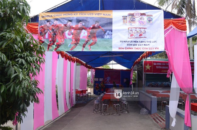 Cảnh sát giữ trật tự tại nhà Xuân Trường khi có quá đông người hâm mộ kéo đến-8