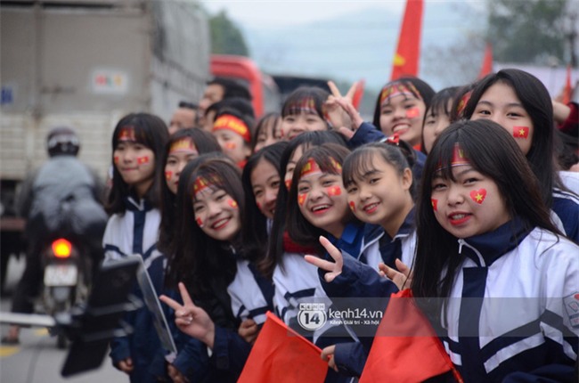 Cảnh sát giữ trật tự tại nhà Xuân Trường khi có quá đông người hâm mộ kéo đến-9