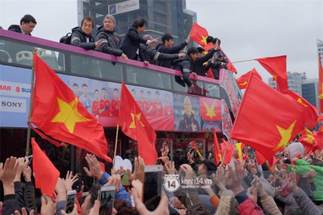 Giáo viên nước ngoài tại Việt Nam: Tôi thực sự xúc động khi nhìn thấy dòng người chào đón các cầu thủ U23 về nước - Ảnh 2.