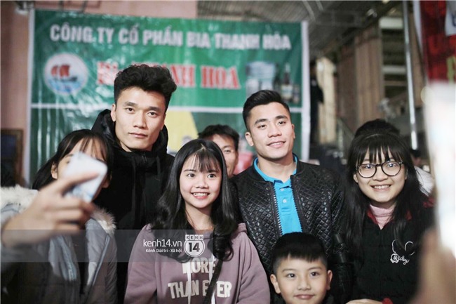 Bà nội anh em Tiến Dũng rơi nước mắt ngày 2 cháu trở về: Đông lắm nên cứ nắm được tay cháu thì người ta lại chen vào - Ảnh 2.