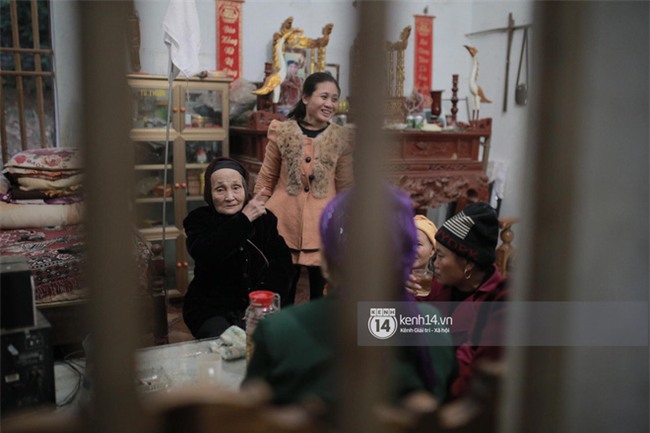 Bà nội anh em Tiến Dũng rơi nước mắt ngày 2 cháu trở về: "Đông lắm nên cứ nắm được tay cháu thì người ta lại chen vào" - Ảnh 3.