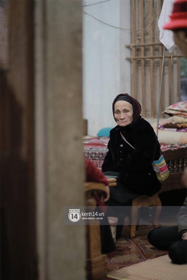 Bà nội anh em Tiến Dũng rơi nước mắt ngày 2 cháu trở về: "Đông lắm nên cứ nắm được tay cháu thì người ta lại chen vào" - Ảnh 3.