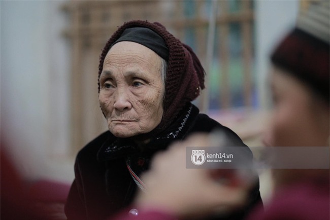 Bà nội anh em Tiến Dũng rơi nước mắt ngày 2 cháu trở về: "Đông lắm nên cứ nắm được tay cháu thì người ta lại chen vào" - Ảnh 3.