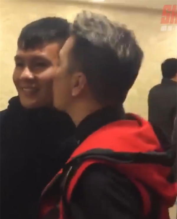 Đàm Vĩnh Hưng khiến dân mạng gato khi chia sẻ clip hôn má Quang Hải-3